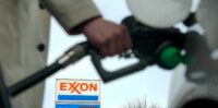 A man pumps gas at an Exxon station as the price of oil and gas has surged amid the U.S.-Israeli conflict with Iran, in Washington on March 5, 2026. (REUTERS/Ken Cedeno/File Photo)