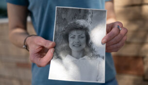 Mary Anne Blanton holds a photograph of her mother Tammy Blanton, who died of opioid use, in Peoria, Arizona, April 15, 2026. (REUTERS/Caitlin O'Hara)