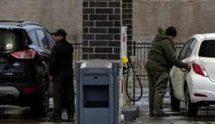 People fuel up their vehicles at a gas station in Chicago on April 4, 2026. (REUTERS/Jim Vondruska)