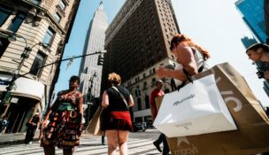 A woman carries shopping bags in Manhattan, N.Y., August 11, 2025. (REUTERS/Eduardo Munoz)