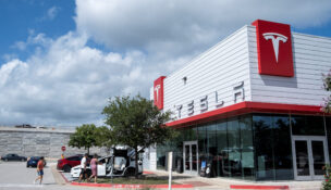 People visit a Tesla service center and gallery in Austin, Texas, June 21, 2025. (REUTERS/Joel Angel Juarez/File Photo)