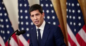 The new Federal Reserve Chair Kevin Warsh delivers a speech on the day of his swearing in ceremony, in the East Room of the White House in Washington on May 22, 2026. (REUTERS/Evelyn Hockstein/File Photo)