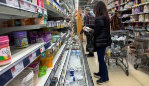 People shop for groceries at a store in Manhasset, New York, on Nov. 19, 2025. (REUTERS/Shannon Stapleton)