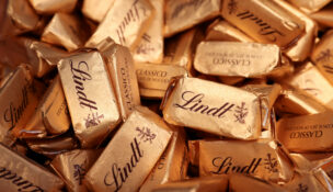 Lindt chocolate is seen in their store at the Woodbury Common Premium Outlets in Central Valley, New York, U.S., February 15, 2022. (REUTERS/Andrew Kelly/File Photo)