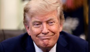U.S. President Donald Trump reacts during an event to sign executive orders related to birthright citizenship and the polysilicon industry, in the Oval Office at the White House in Washington on Aug. 6, 2026. (REUTERS/Evelyn Hockstein)
